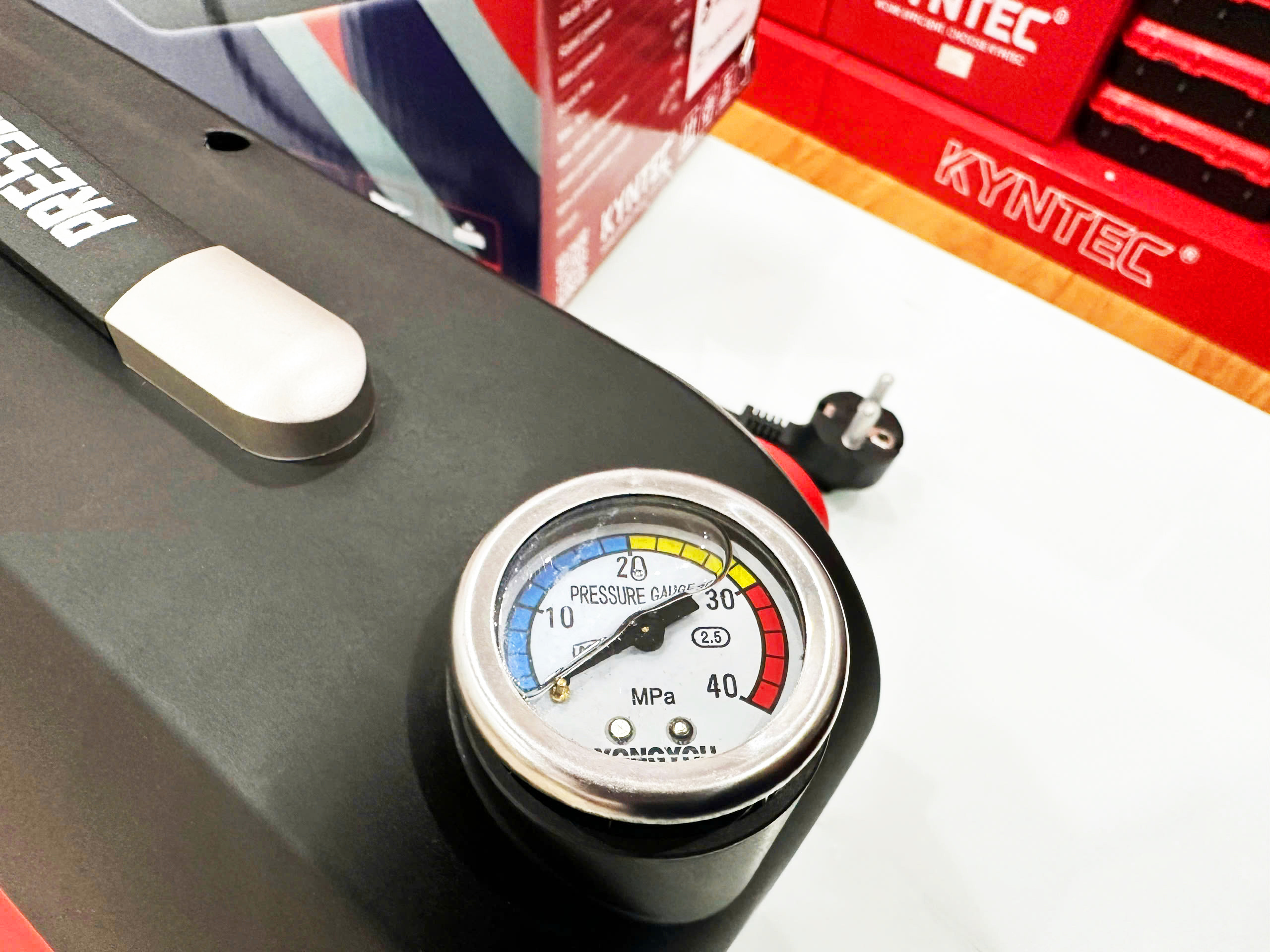 Máy rửa xe áp lực cao nhập khẩu chính hãng Kynko Kyntec KTW - 10 siêu bền