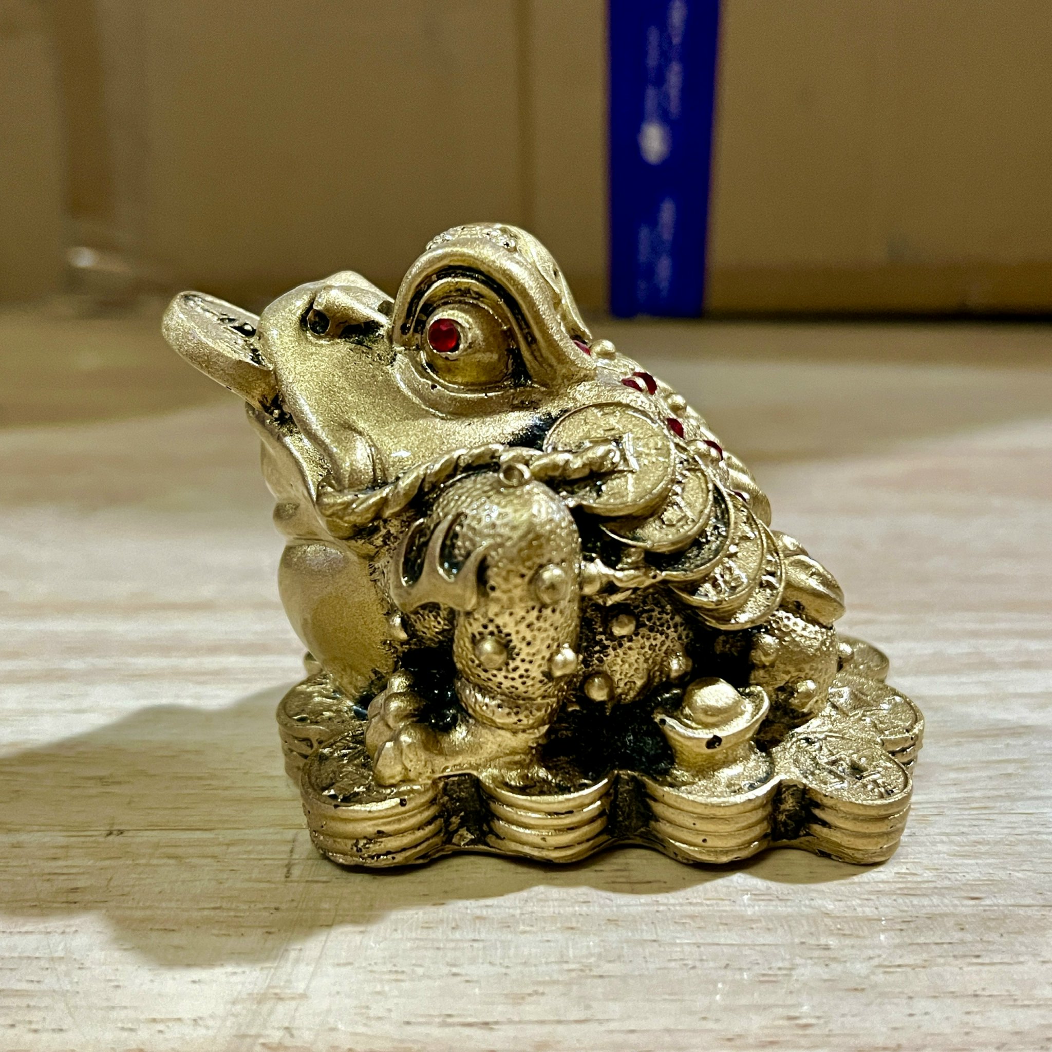 Thiềm Thừ phong thủy màu vàng bằng bột đá cao cấp cao 8cm – Cóc 3 chân