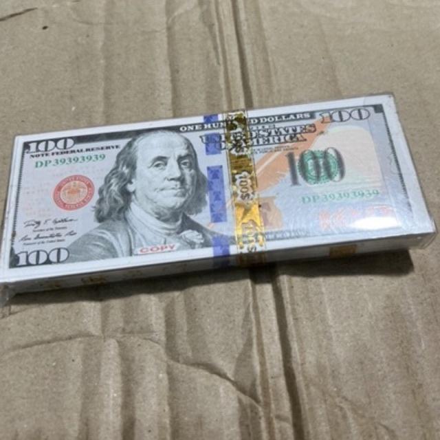 Một xấp đô la Mỹ giấy đẹp trong thờ cúng