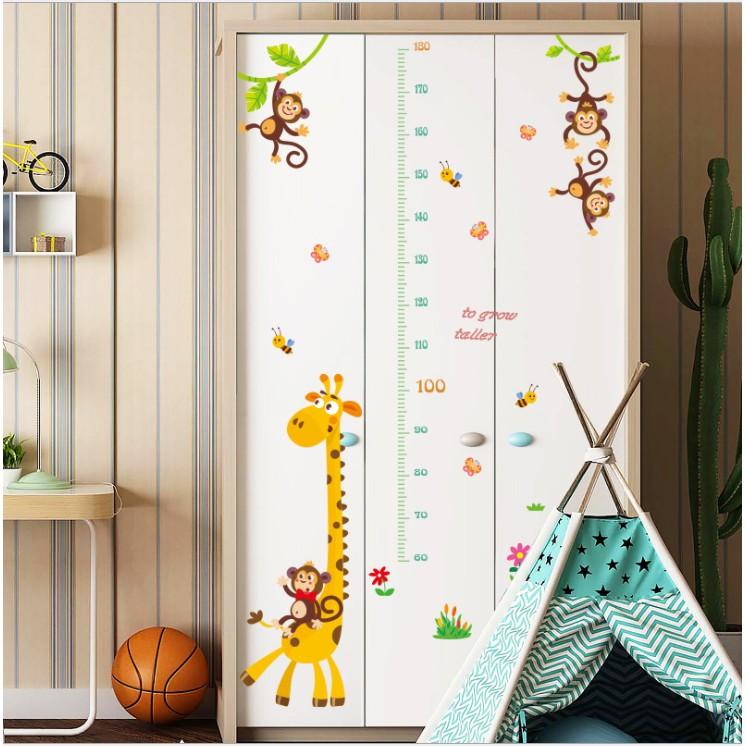 Decal trang trí tường - thước đo Hươu Nâu dây leo khỉ