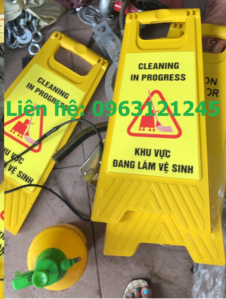 Biển cảnh báo chữ A khu vực dọn vệ sinh