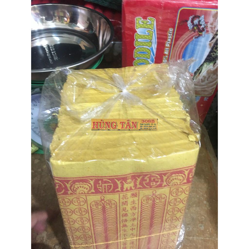 Một xấp giấy cúng chuỗi vàng trong thờ cúng