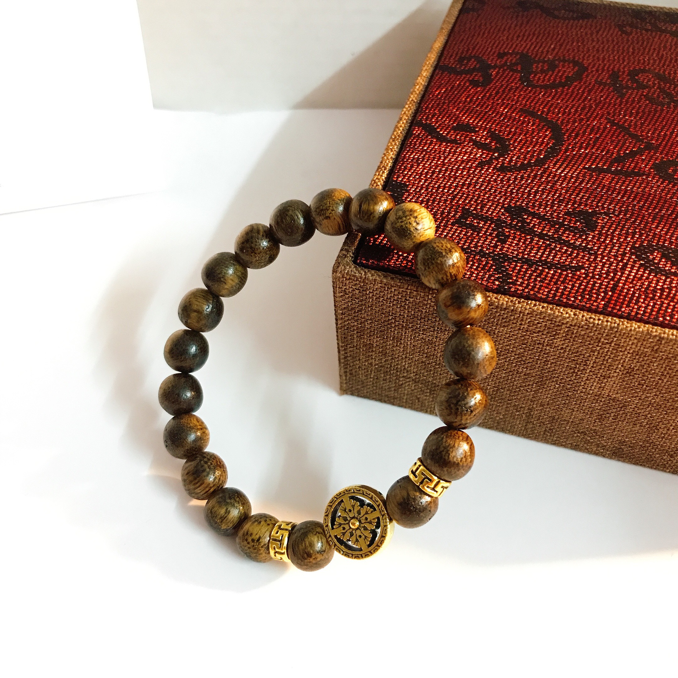 Vòng tay trầm hương pháp luân mạ vàng 18k