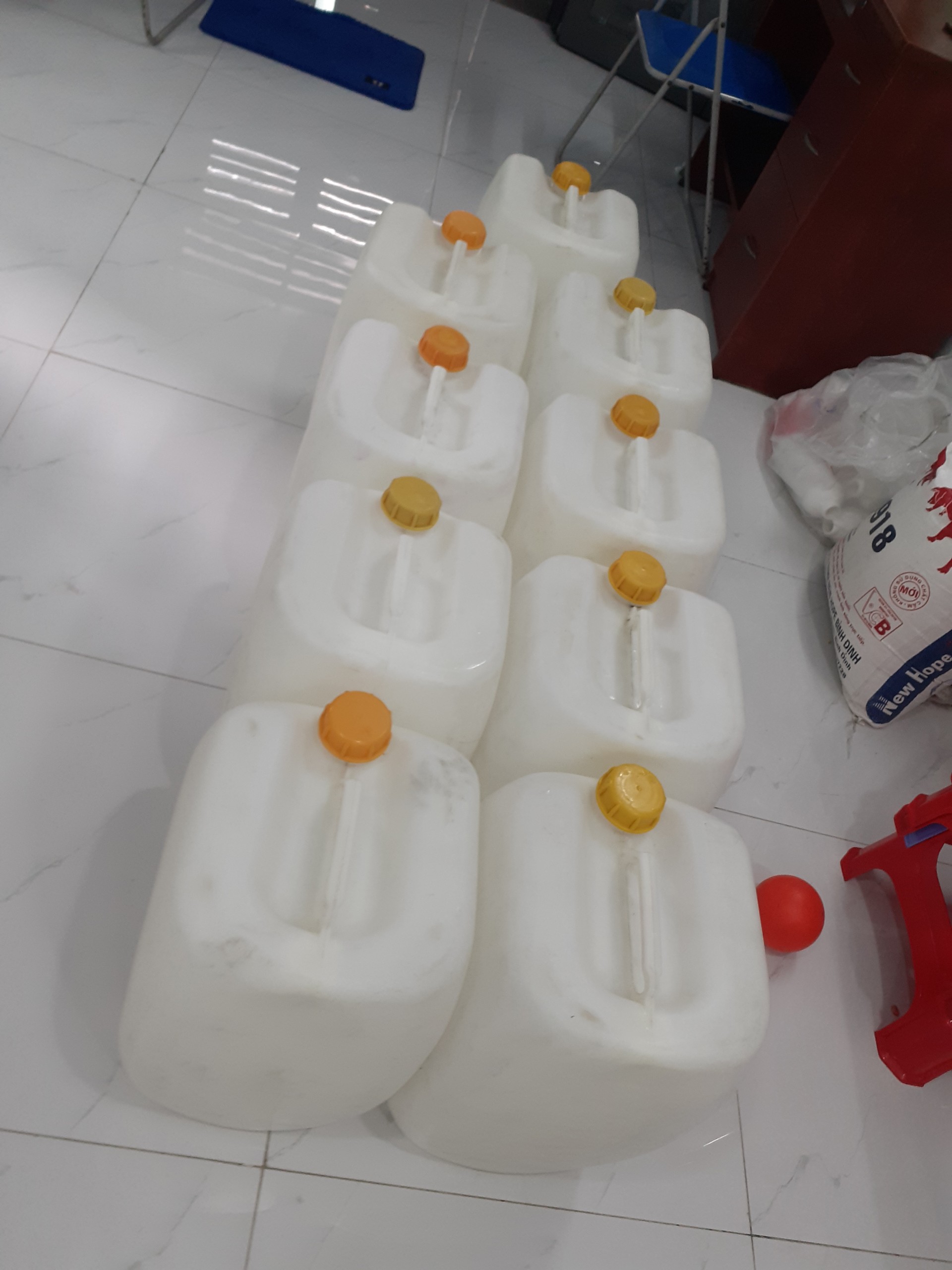 Can nhựa 30 lít màu trắng.
