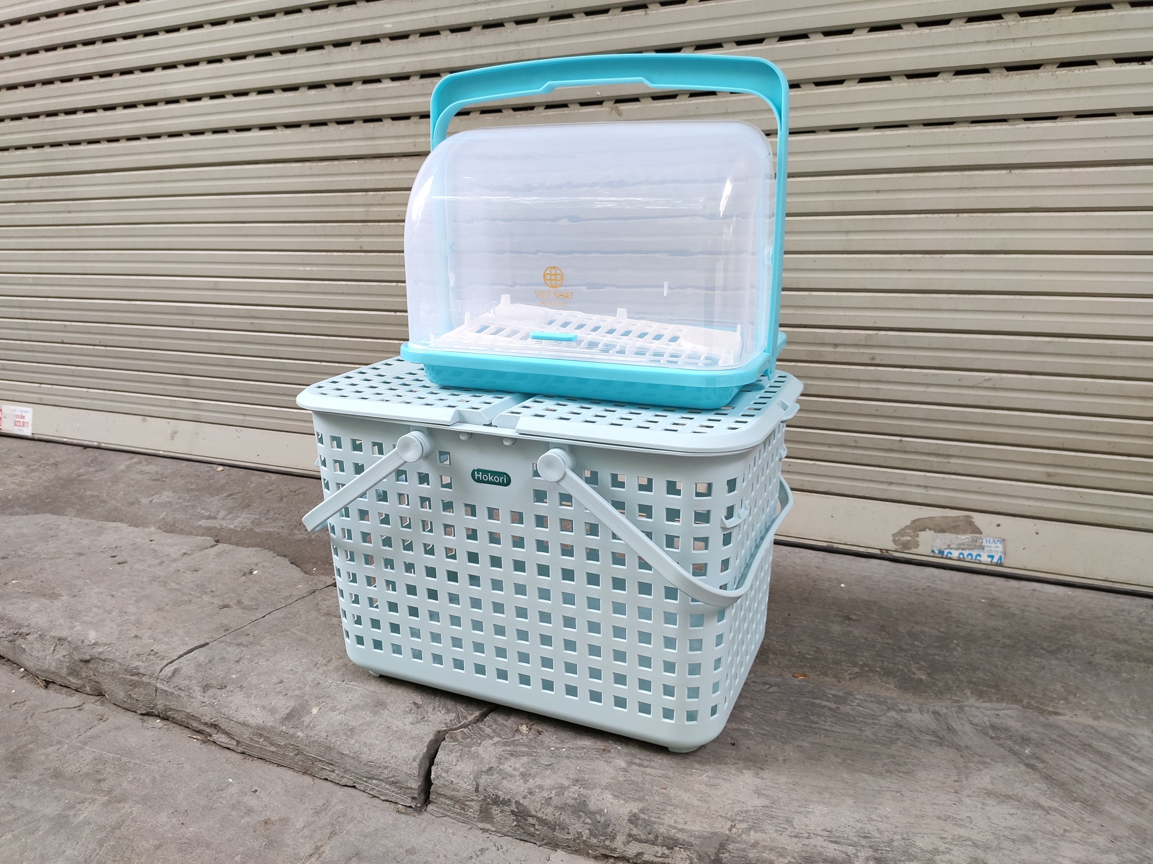 Combo khay kệ úp bình sữa và Giỏ làn đựng đồ đi sinh cho mẹ và bé bằng nhựa cao cấp quai giữa có nắp đậy Hàn Quốc
