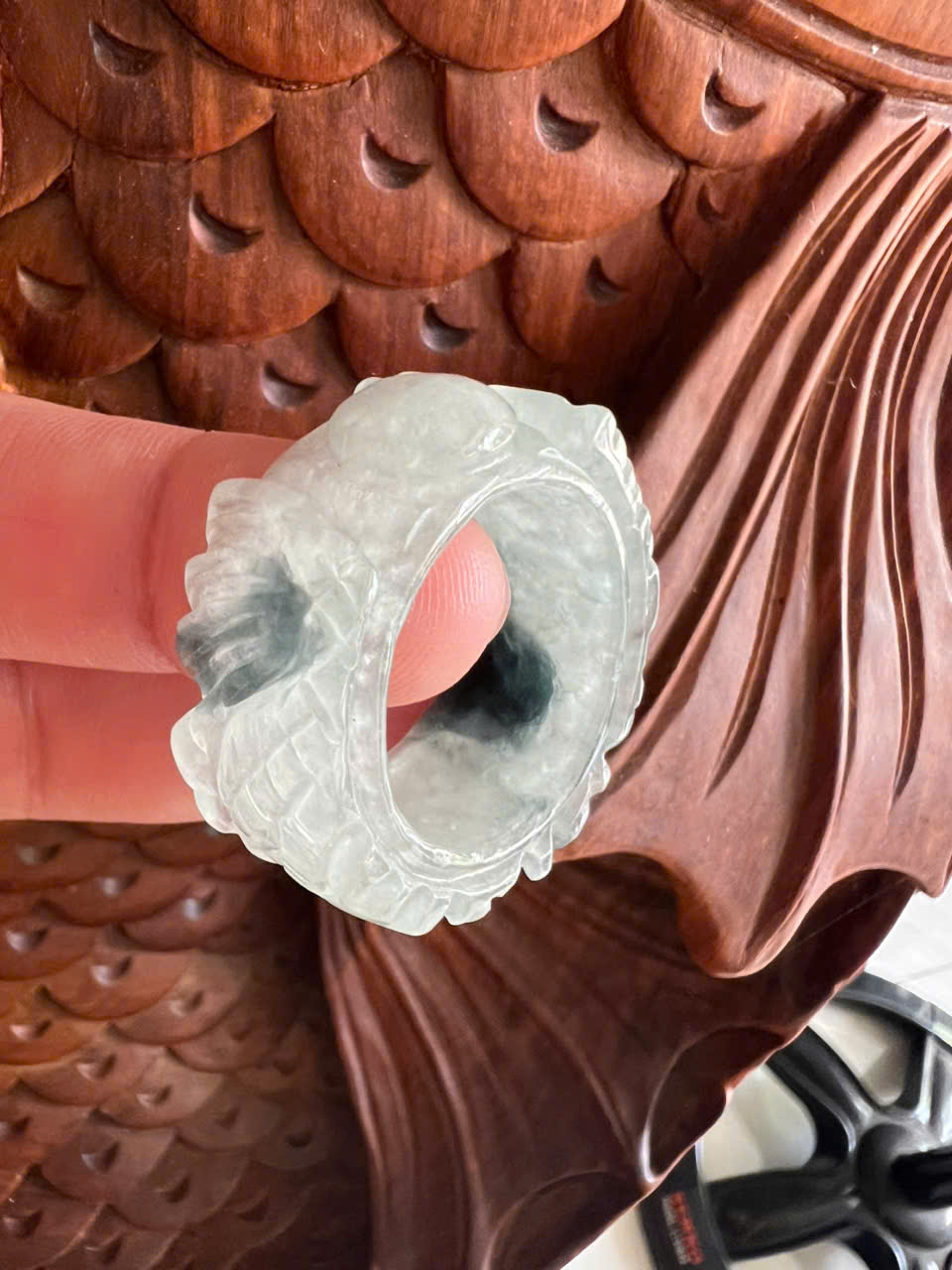 Nhẫn Rồng Nam Ni 21mm Cao 13mm Dầy 6mm Đá Cẩm Thạch màu Xanh nhẹ bóng trắng xíu xanh đen đẹp ạ