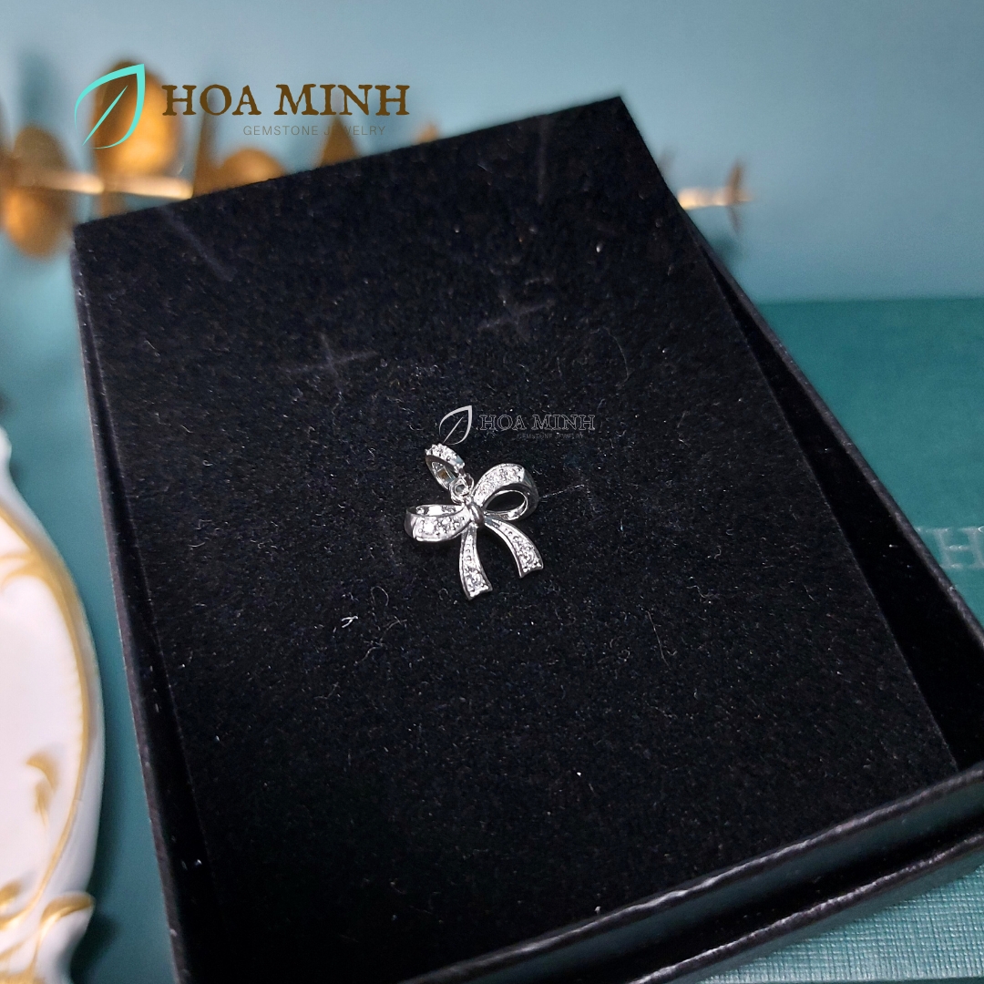 Mặt dây chuyền charm bạc chiếc nơ đính đá