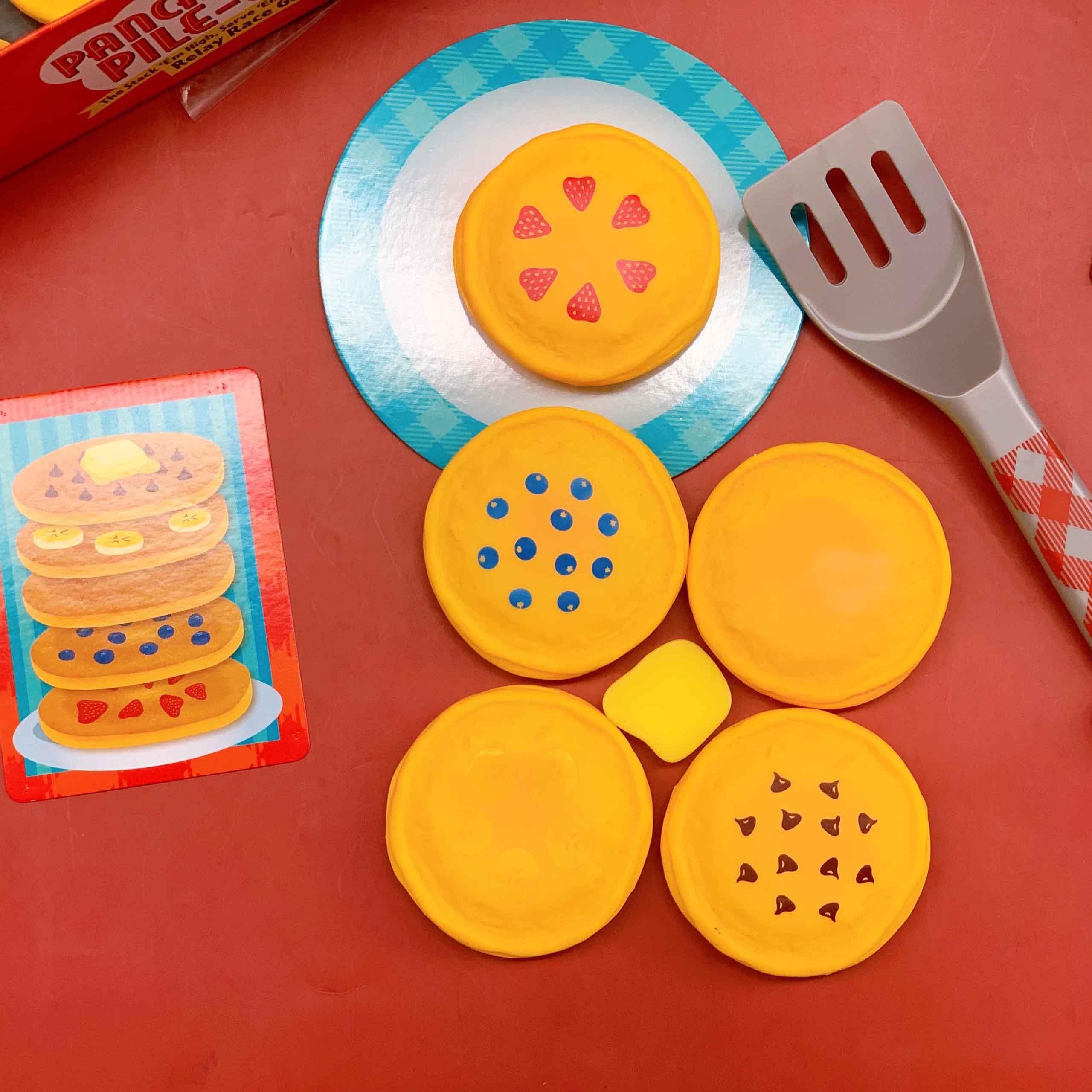 Educational Insights Bộ đồ chơi phát triển kỹ năng vận động, toán học và làm việc nhóm - Pancake Pile-Up! Relay Game