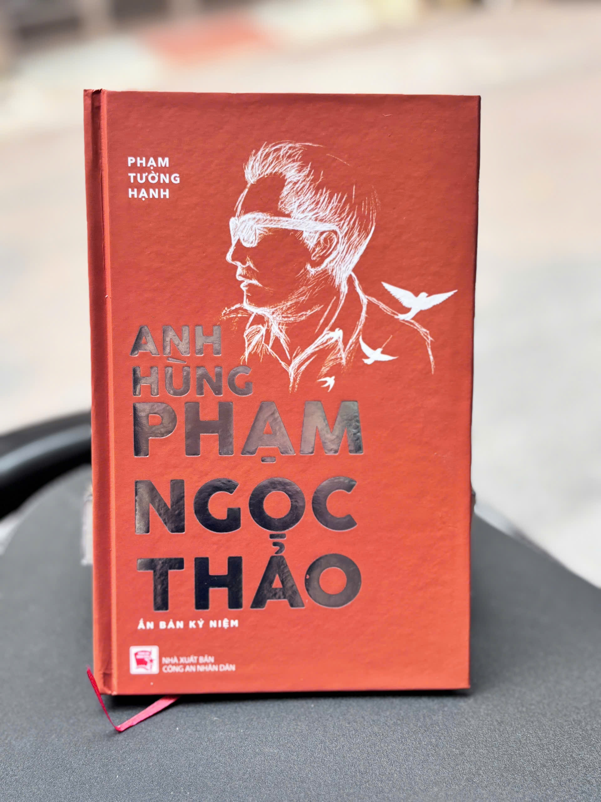 (Ấn bản kỷ niệm, Bìa cứng) ANH HÙNG PHẠM NGỌC THẢO – Phạm Tường Hạnh - Waka