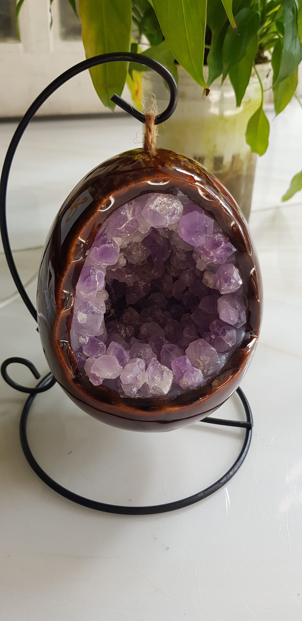 Miếng thạch anh tím tự nhiên hốc sâu có đế kiểu có đèn điện công dụng hút tài lộc Size cả chân Cao 16cm đk 12cm miếng tím cao 10cm x đk 8cm Anh Chị để bàn trang trí nhà bàn thờ Thần Tài và treo trong phòng làm đèn ngủ may mắn màu tím thật sự rất tốt đẹp ạ