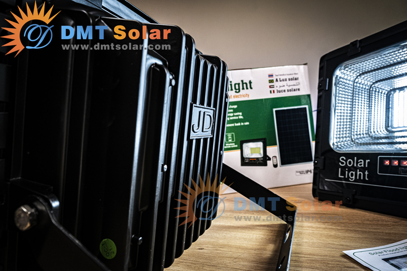 Đèn pha năng lượng mặt trời 100W JD-8800L - Chính hãng