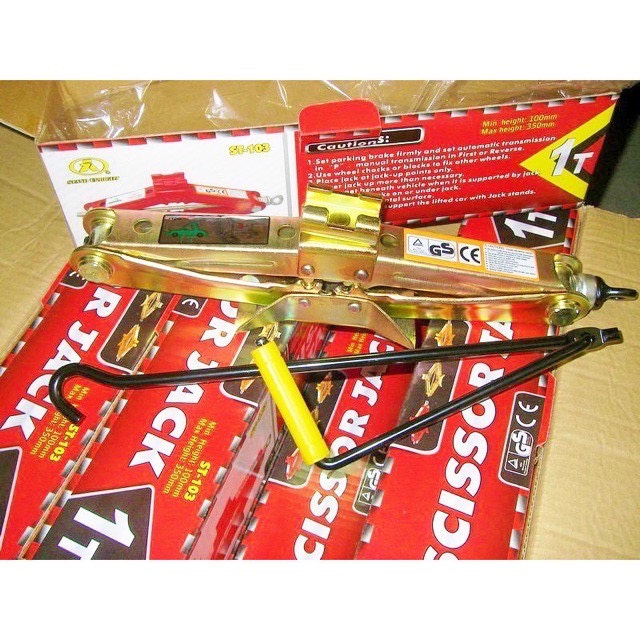 Bộ kích gầm oto 1 tấn, dễ dàng thao tác khi xe gặp sự cố, sản phẩm có độ an toàn cao với khung sắt chắc chắn
