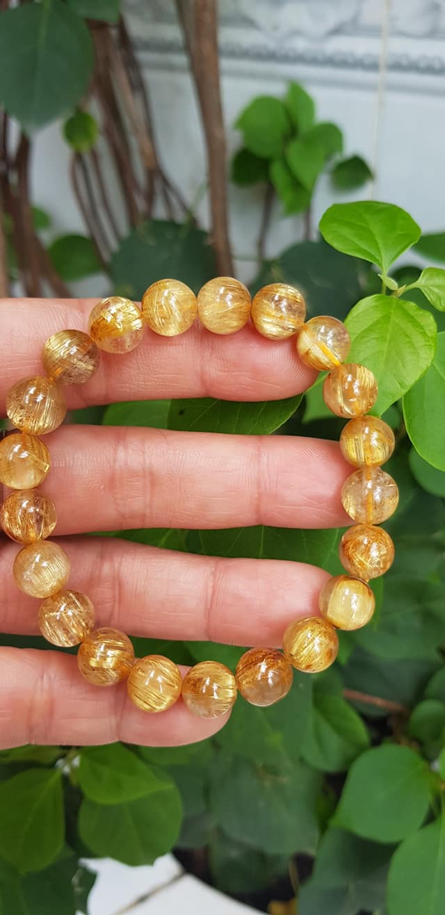 Vòng đeo tay phong thủy may mắn nữ đá thạch anh tóc vàng đồng trục tự nhiên Size vòng hạt 9mm ánh sáng rất đẹp Vòng chuẩn hợp nữ mệnh kim, mệnh thổ, mệnh Thủy ạ