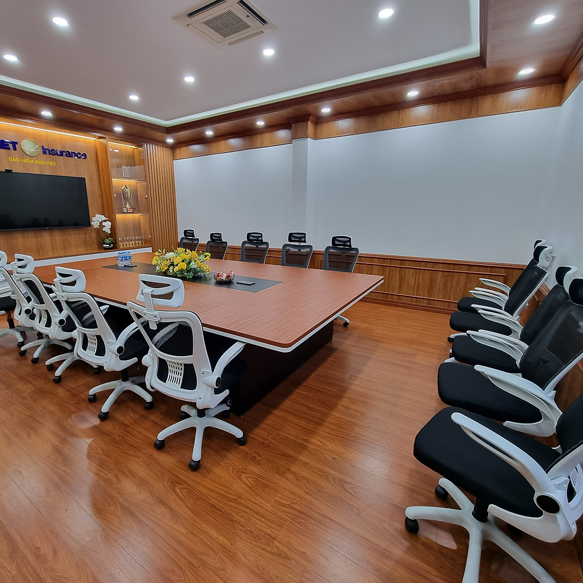 Ghế Xoay Văn Phòng Ngồi Làm Việc Công Thái Học Có Tựa Đầu Deli - Tay Gập Thông Minh, Có Ngả Lưng, Lưới Thoáng Khí, Chân Xoay Tiện Ích, Đệm Ghế Êm Aí - Phù Hợp Học Sinh, Văn Phòng, Game Thủ, Gaming - Hàng Chính Hãng