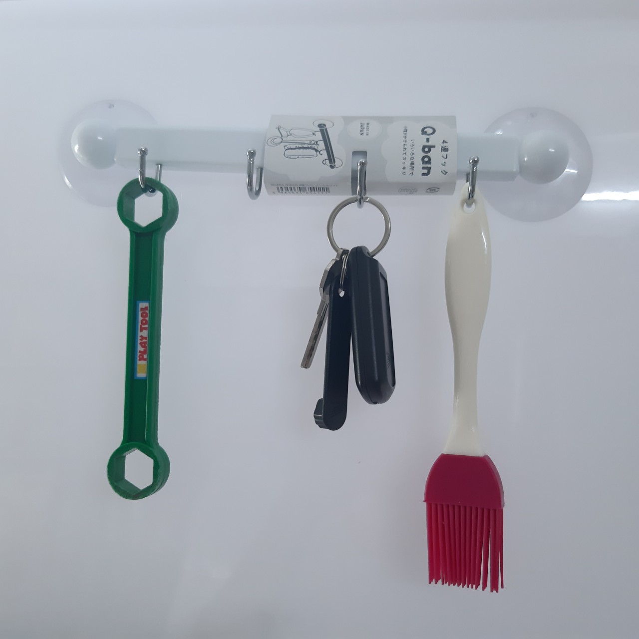 Thanh nhựa 4 móc treo đồ núm hít chân không, dùng để treo các loại vật dụng nhỏ, nhẹ trong phòng tắm, nhà bếp - nội địa Nhật Bản