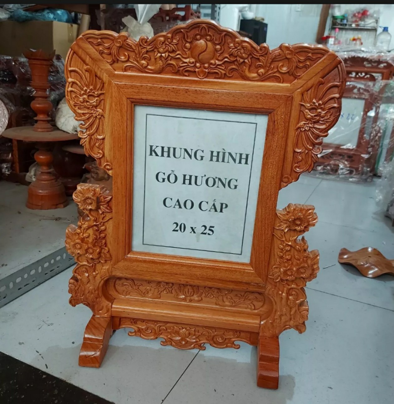 Khung ảnh thờ,khung hình thờ chạm khắc hoa mai gỗ hương 25 X 35 cm