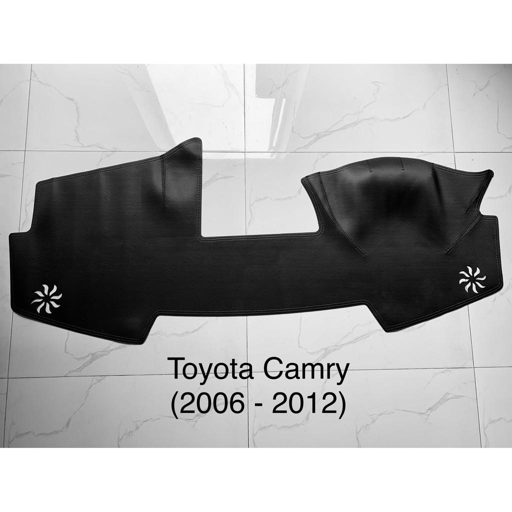 Thảm taplo ô tô Camry  loại da vân cacbon chống nắng, chống nứt vỡ taplo, thảm taplo Toyota Camry