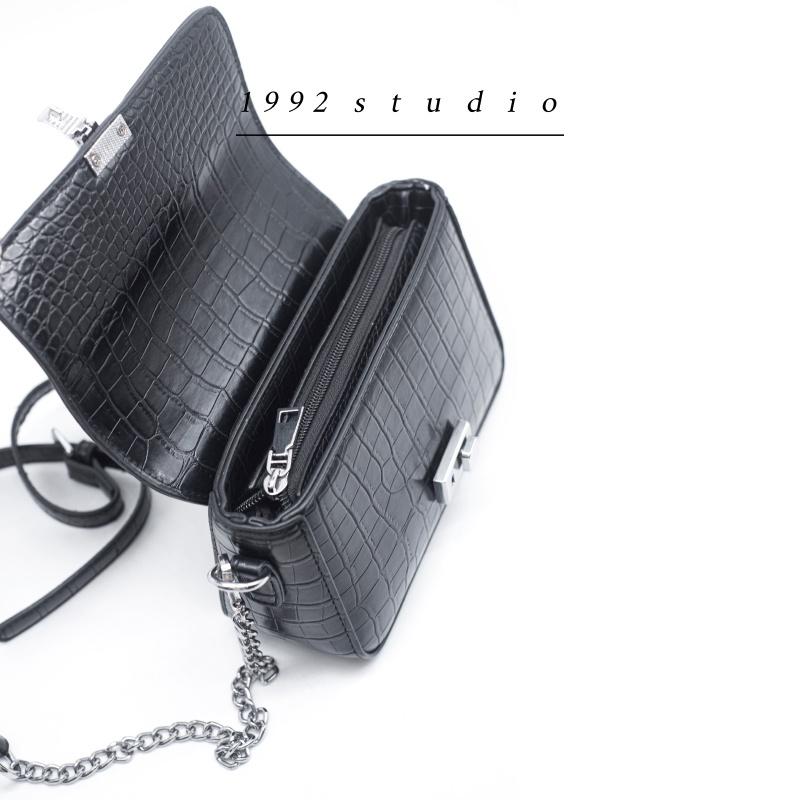 Túi xách nữ/ 1992 s t u d i o/ PETTY BAG/ màu đen da vân