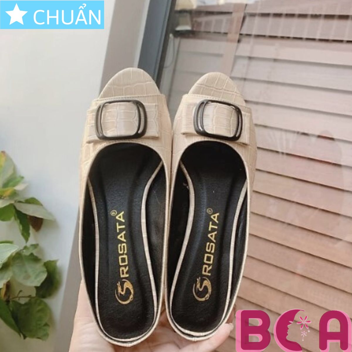 Dép sục nữ màu kem 2p RO381 ROSATA tại BCASHOP hở mũi, quai ngang có đính nơ vuông, vân nổi thời trang và sang trọng