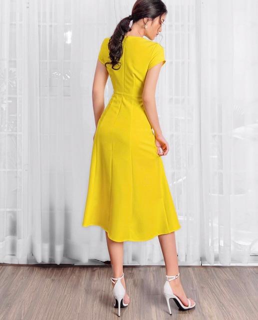 Đầm tay ngắn xẻ tà có kèm phụ kiện