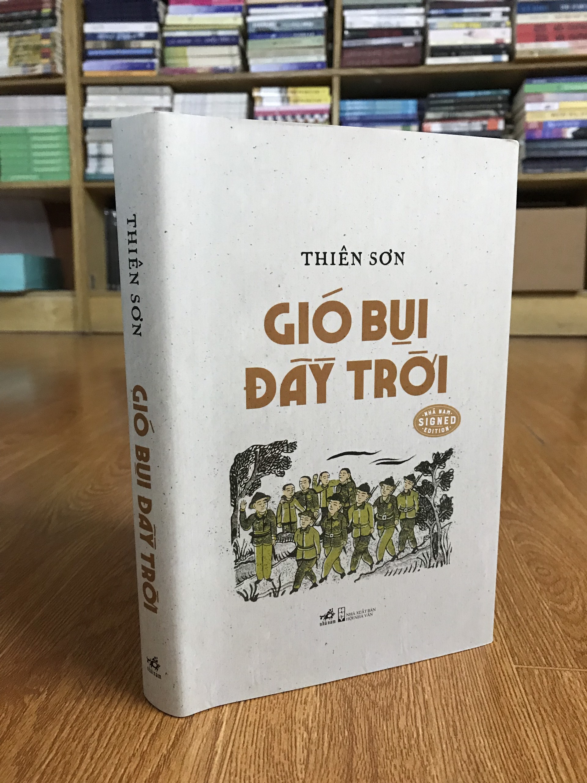 Combo tiểu thuyết lịch sử GIÓ BỤI ĐẦY TRỜI (bản bìa mềm + bản bìa cứng có chữ ký tác giả) tặng kèm bookmark