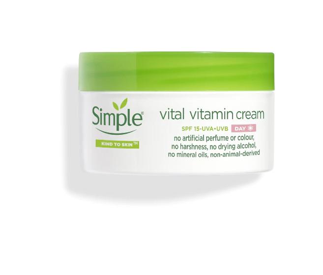 Kem dưỡng ngày Simple Kind To Skin Vital Vitamin Day Cream SPF15 50ml