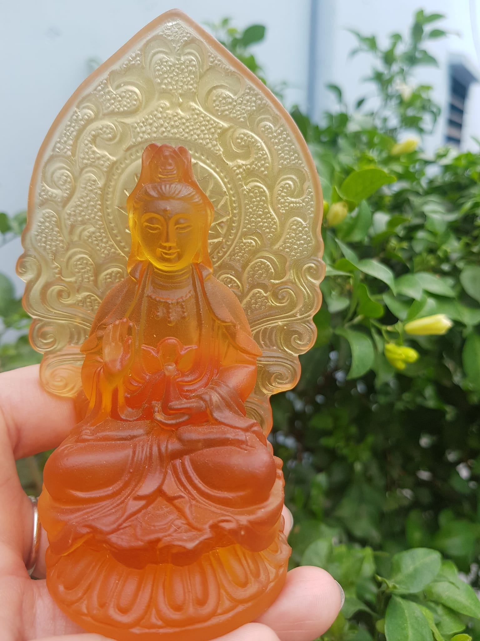 TƯỢNG PHẬT BÀ QUAN ÂM MỚI ĐÁ LƯU LY VÀNG ĐẬM ĐỂ TRONG XE HƠI hoặc BÀN cao 12cm x đk 7cm x đế 5cm Mệnh KIM mệnh THỔ mệnh THUỶ ạ