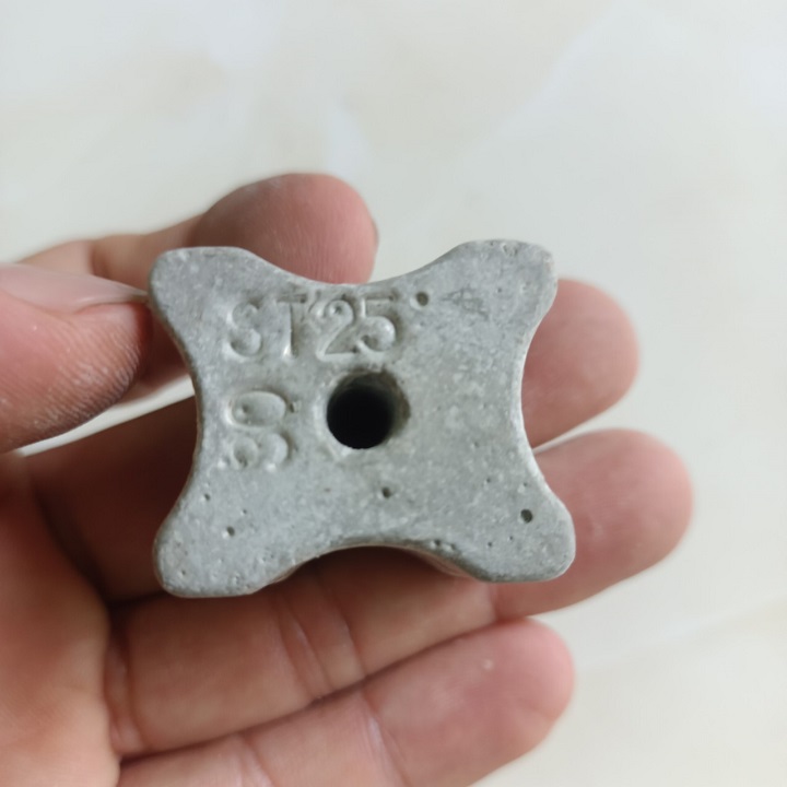 Con Kê Bê Tông 25/30mm Có Lỗ Buộc Dây Thép