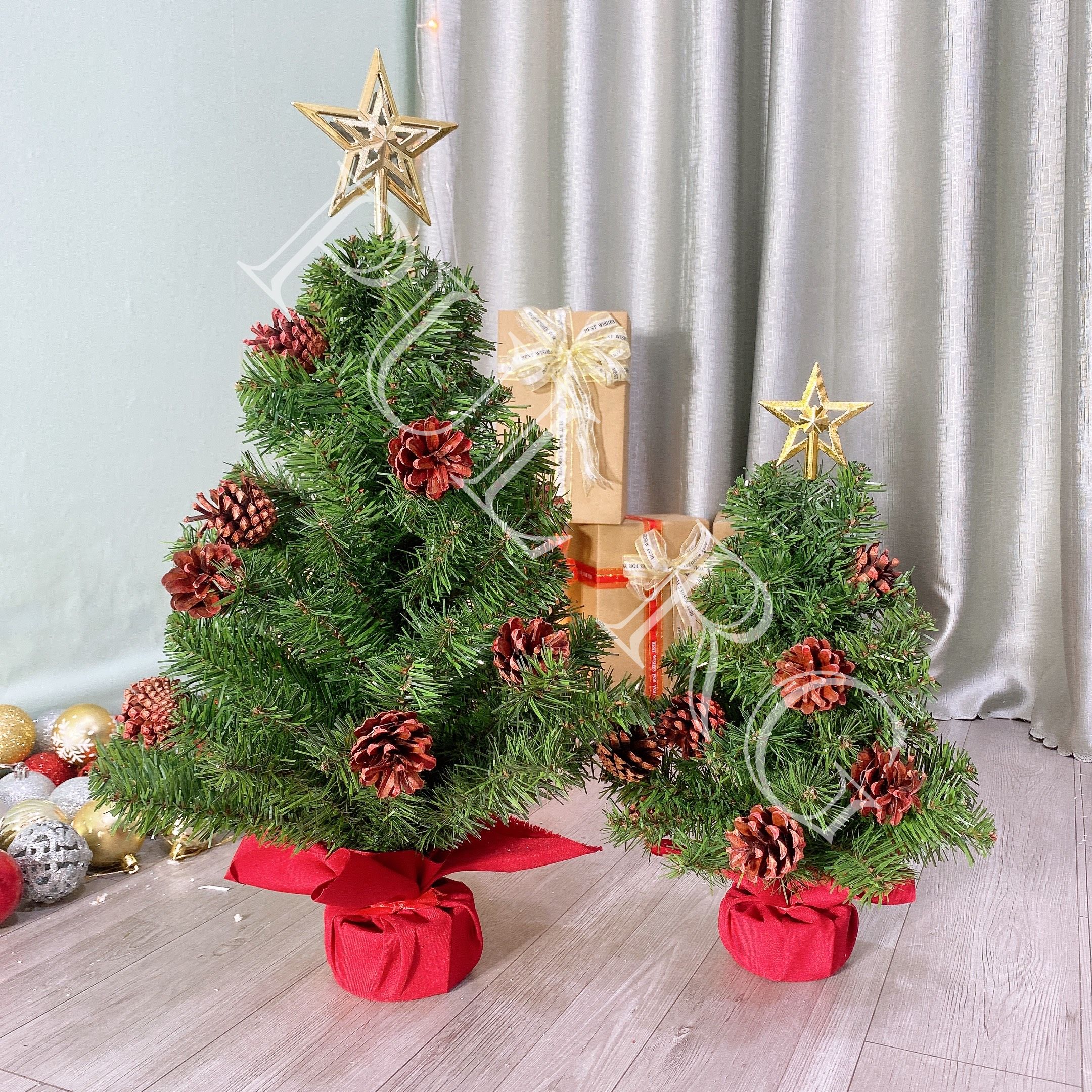 Cây thông noel mini để bàn XANH TRƠN GẮN TRÁI THÔNG trang trí decor giáng sinh