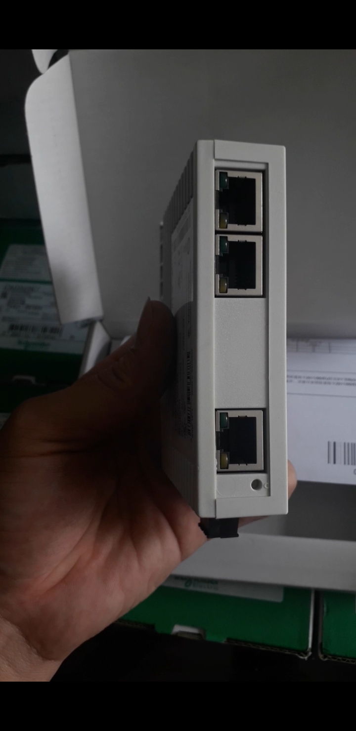 TCSESU033FN0 - Bộ chuyển mạch Ethernet công nghiệp 3 cổng Schneider