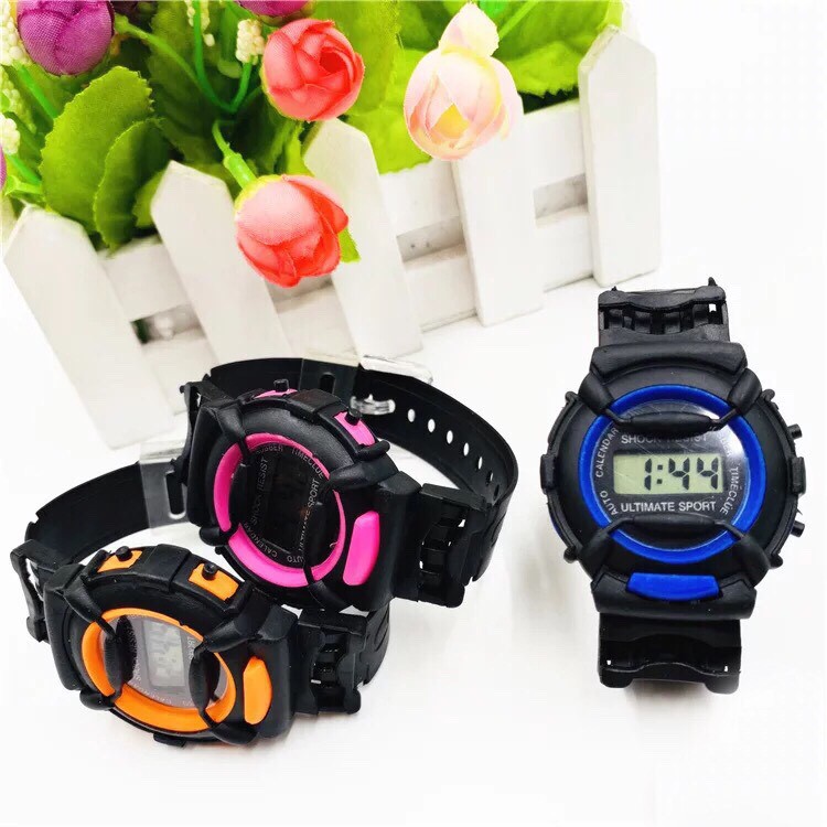 Đồng hồ điện tử ULTIMATE SPORT Lte5 trẻ em dây nhựa viền đen,hiển thì giờ và ngày tháng,dây nhựa phù hợp với trẻ.