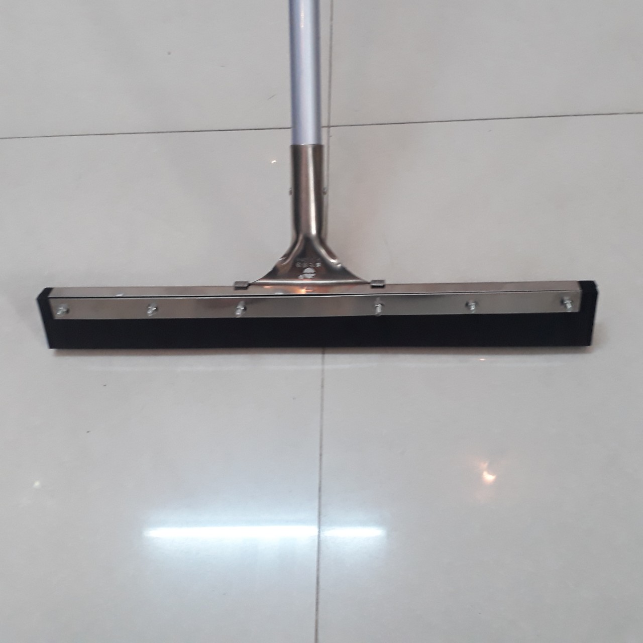 CÂY ĐẨY NƯỚC GẠT SÀN ĐẦU INOX CAO CẤP 45cm, chuyên dụng gạt nước sàn, cho khách sạn, nhà hàng và gia đinh, đầu kẹp inox 304 sáng bóng dài 45cm, lưỡi cao su dày 2cm,