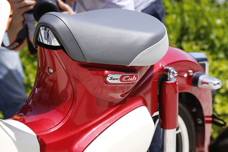 Xe máy Honda Super Cub C125 - Đỏ trắng