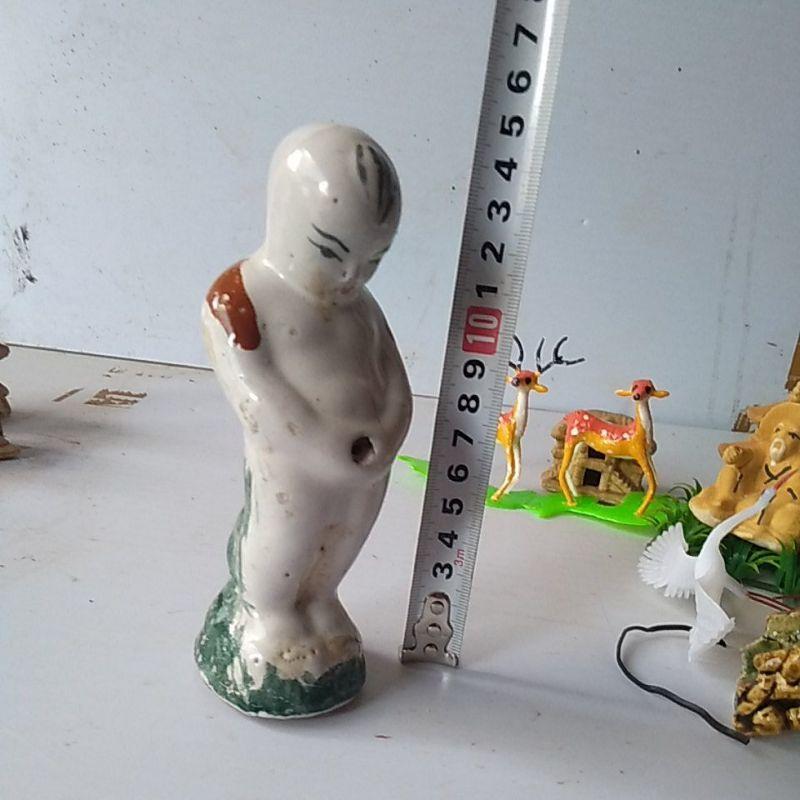 Bé tè trang trí tiểu cảnh non bộ