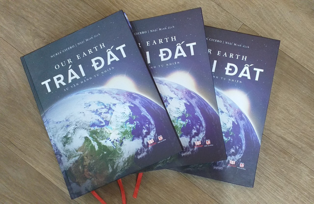 Sách Trái Đất - Sự Vận Hành Tự Nhiên - Á Châu Books, Bìa Cứng, In Màu - Vẻ Đẹp Của Trái Đất, Các Sự Biến Đổi Và Lịch Sử Hình Thành Của Trái Đất