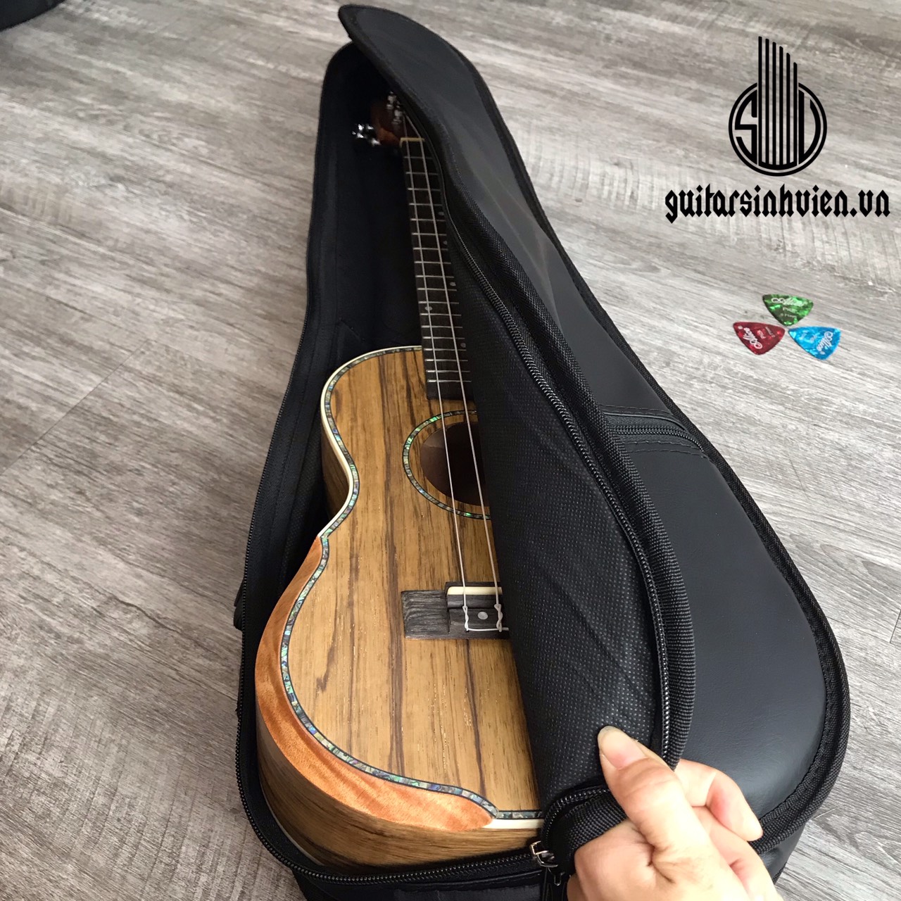 Bao Ukulele Concert Da 3 Lớp KBD 3A3-De - Đen