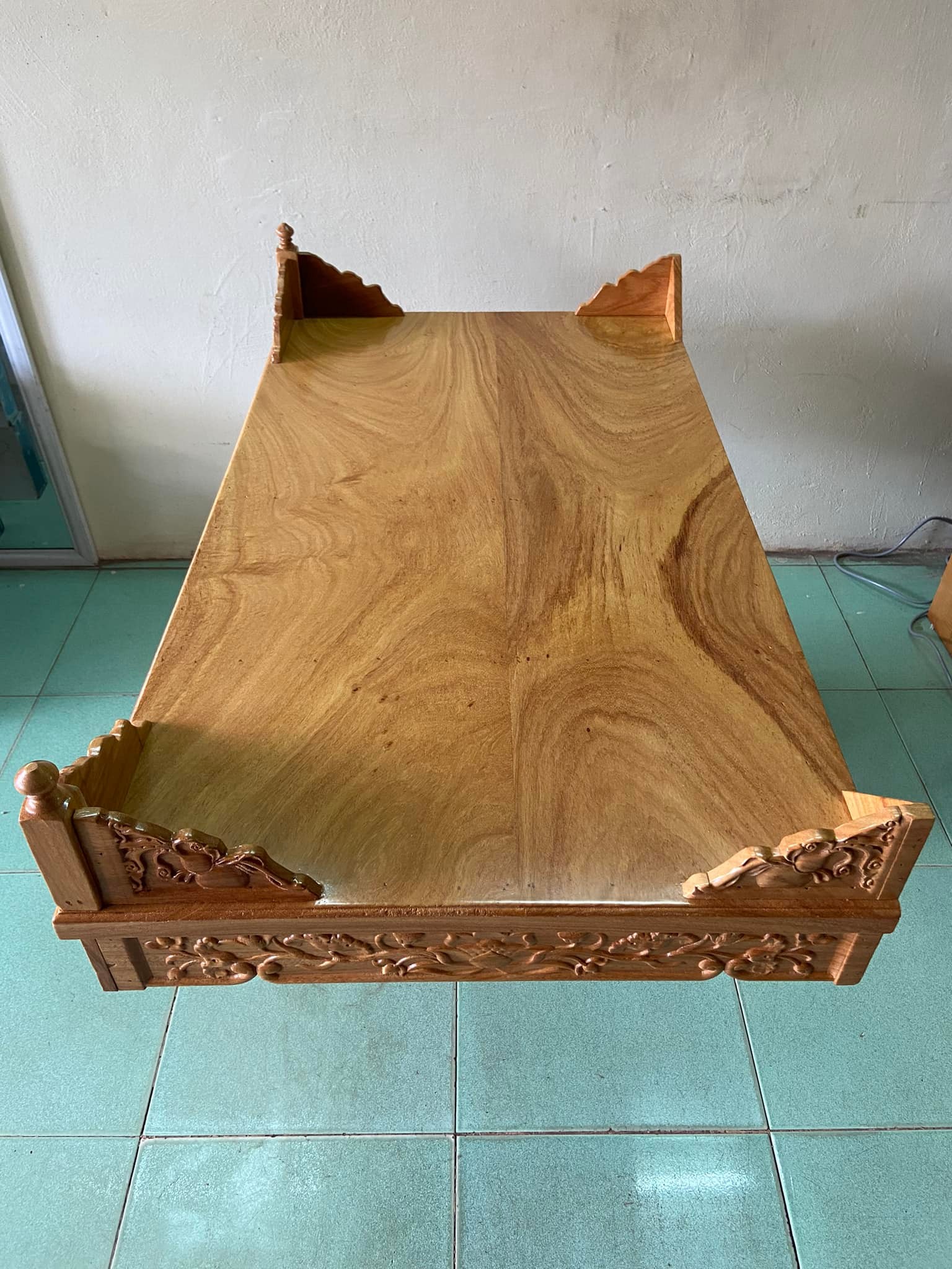 Bàn thờ treo tường mẫu Hoa Sen 107 x 60cm