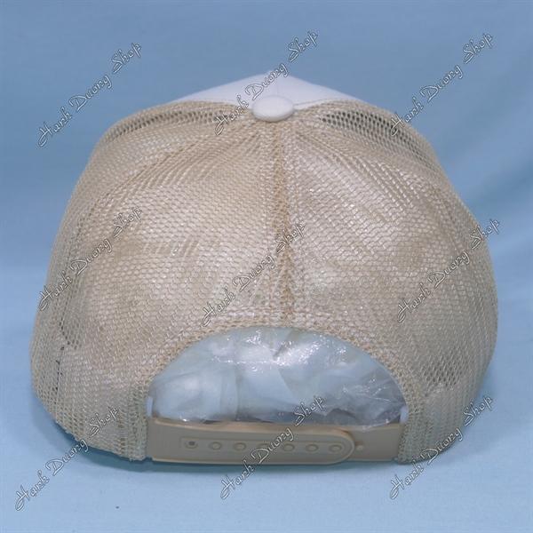 Nón kết lưới in con gà trống in chữ Cock phía sau khóa nhựa phía trong và trước có tem vòng đầu 55-58cm - Kem trắng