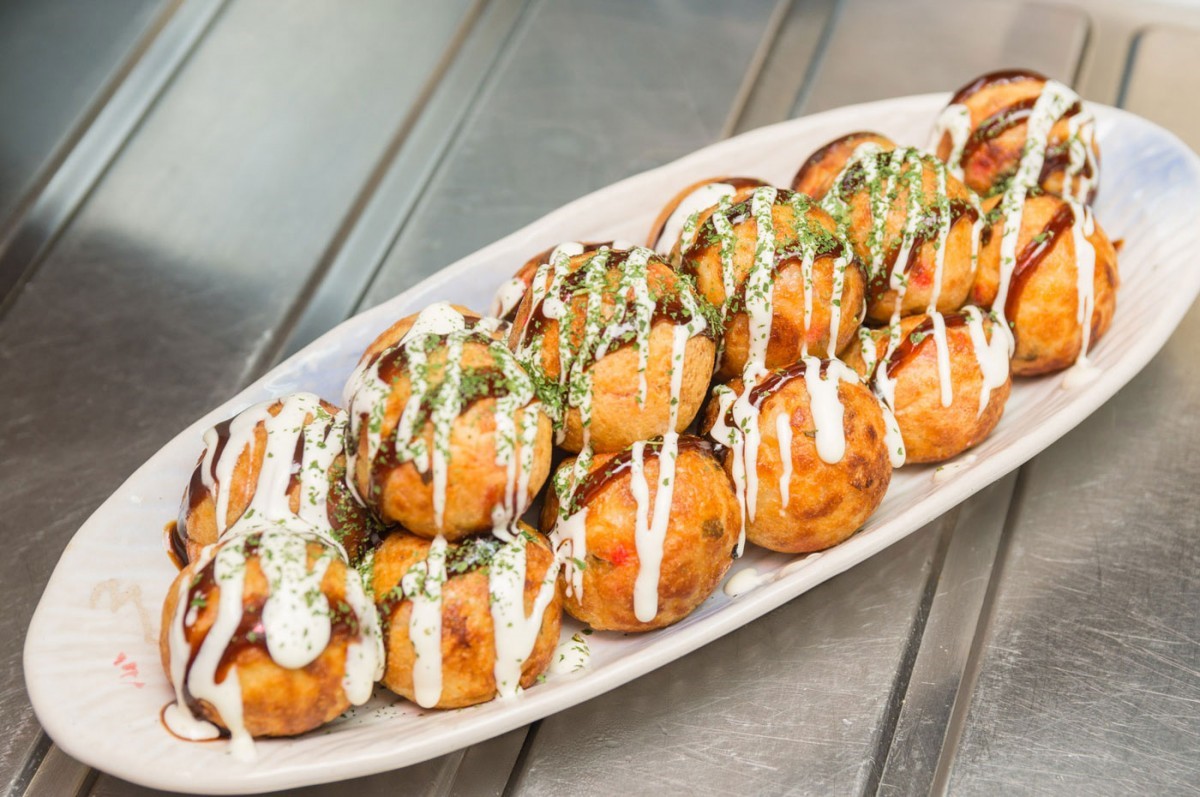 Chảo khuôn làm bánh bạch tuộc Takoyaki 14 viên chống dính bằng gang (Tặng kèm 1 cọ quét dầu + 1 cặp xiên làm bánh)