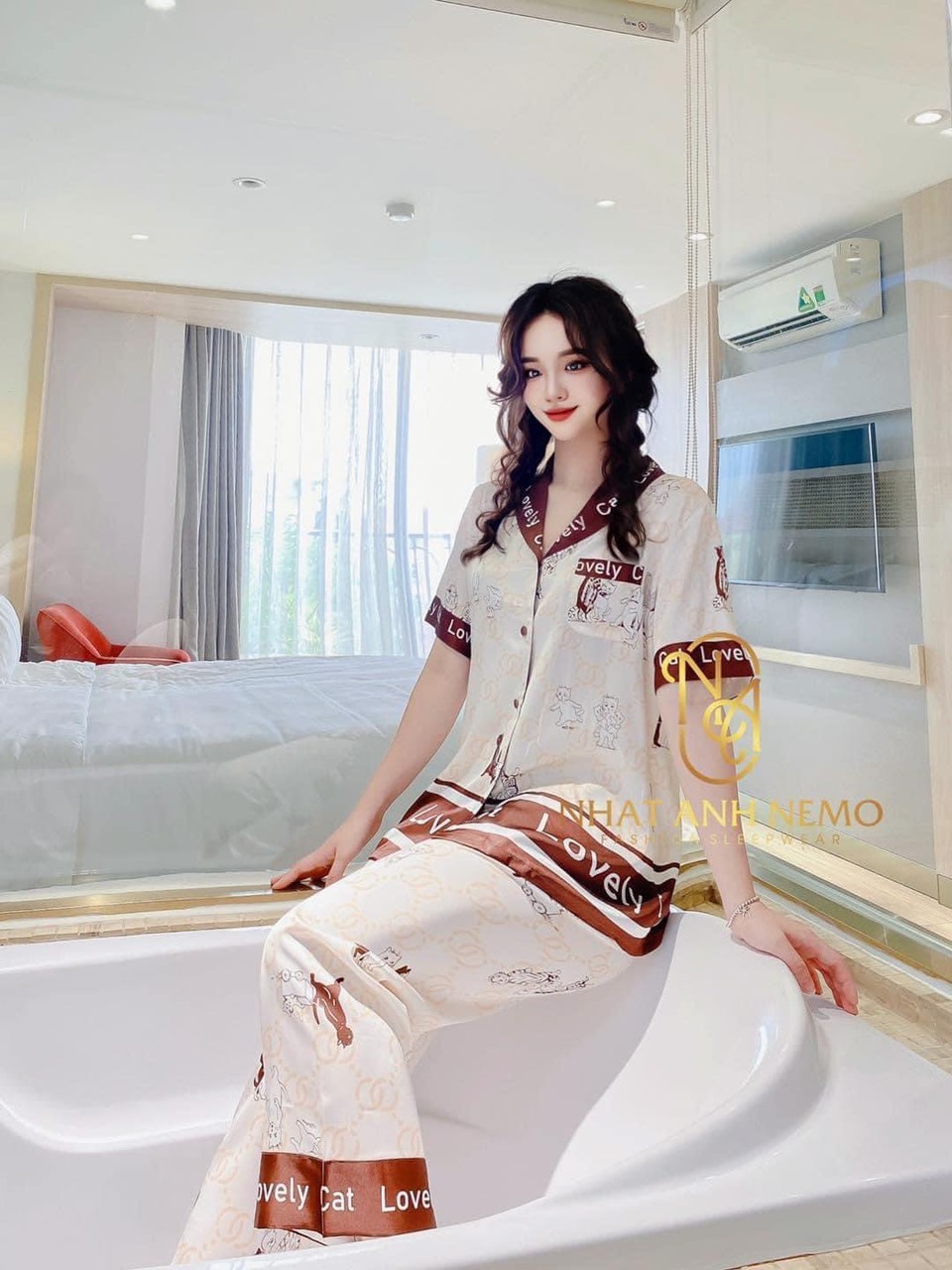 Bộ Pyjama Mặc Nhà Tay Ngắn Cổ V Mẫu Mới Hình Mèo Nâu Siêu Sang