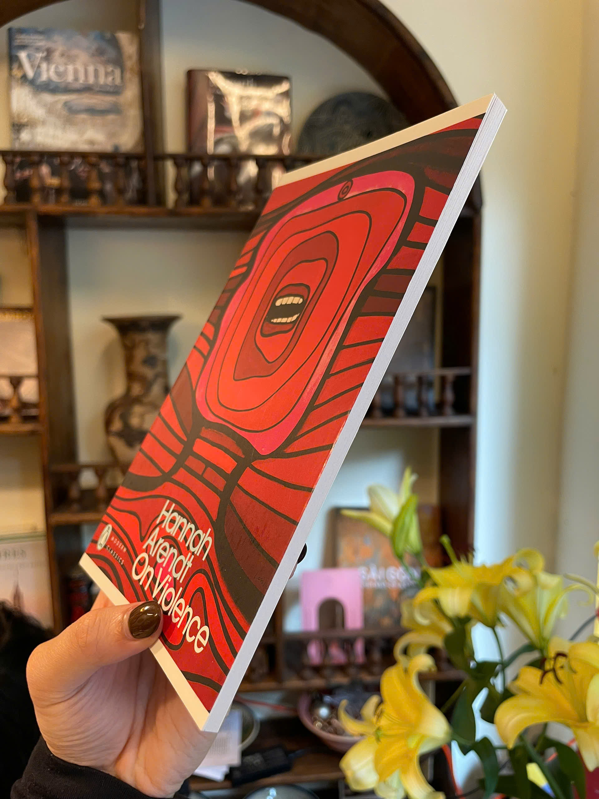 Sách - On Violence by Hannah Arendt | Philosophy / Nonfiction / Ngoại văn Triết học Nhập khẩu