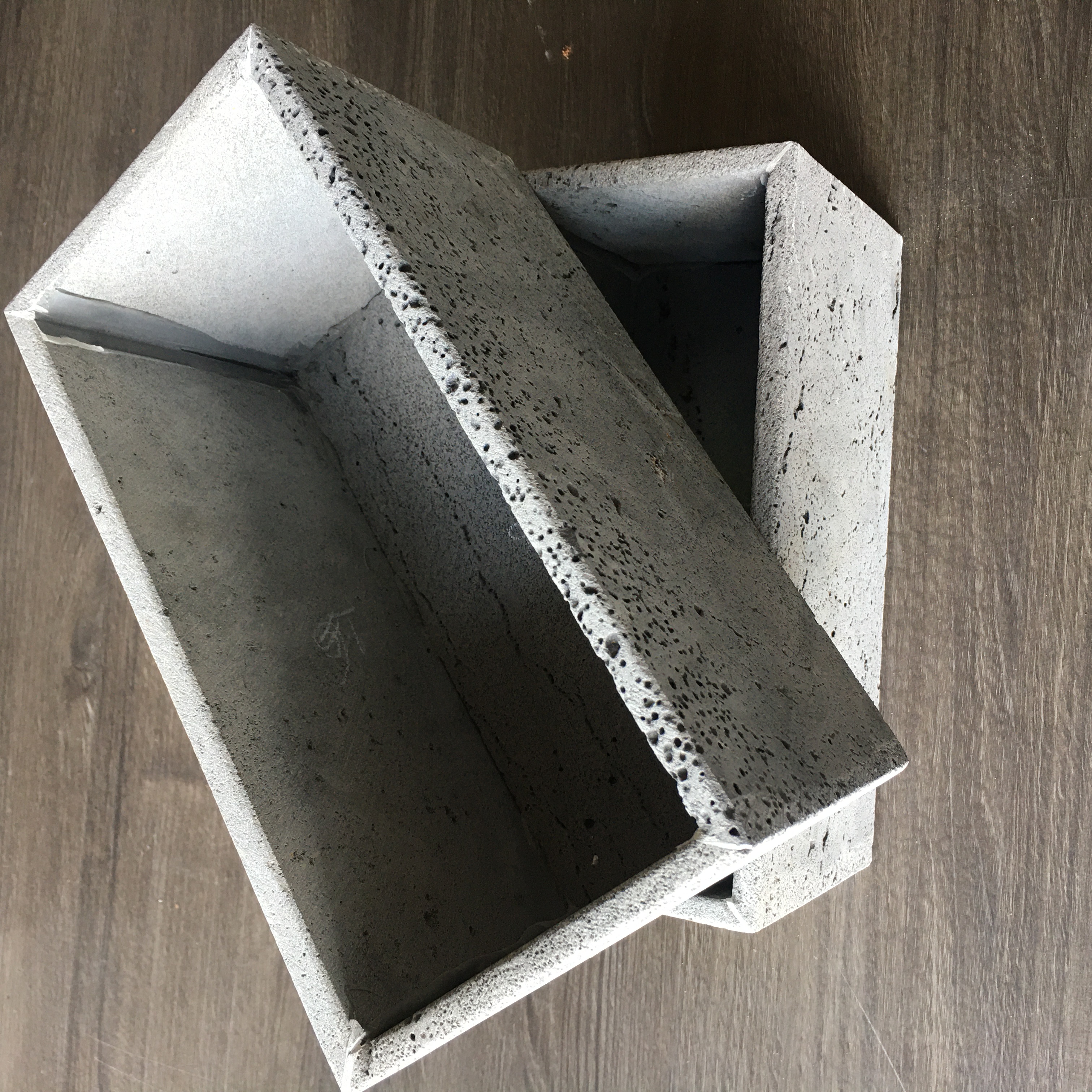 Chậu treo tường trồng cây và ốp tường trồng hoa bằng đá ong xám tự nhiên hình chữ nhật D30xR15xC15cm ốp giếng trời ban công sân thượng và trồng cây cảnh ngoài trời bền vĩnh viễn