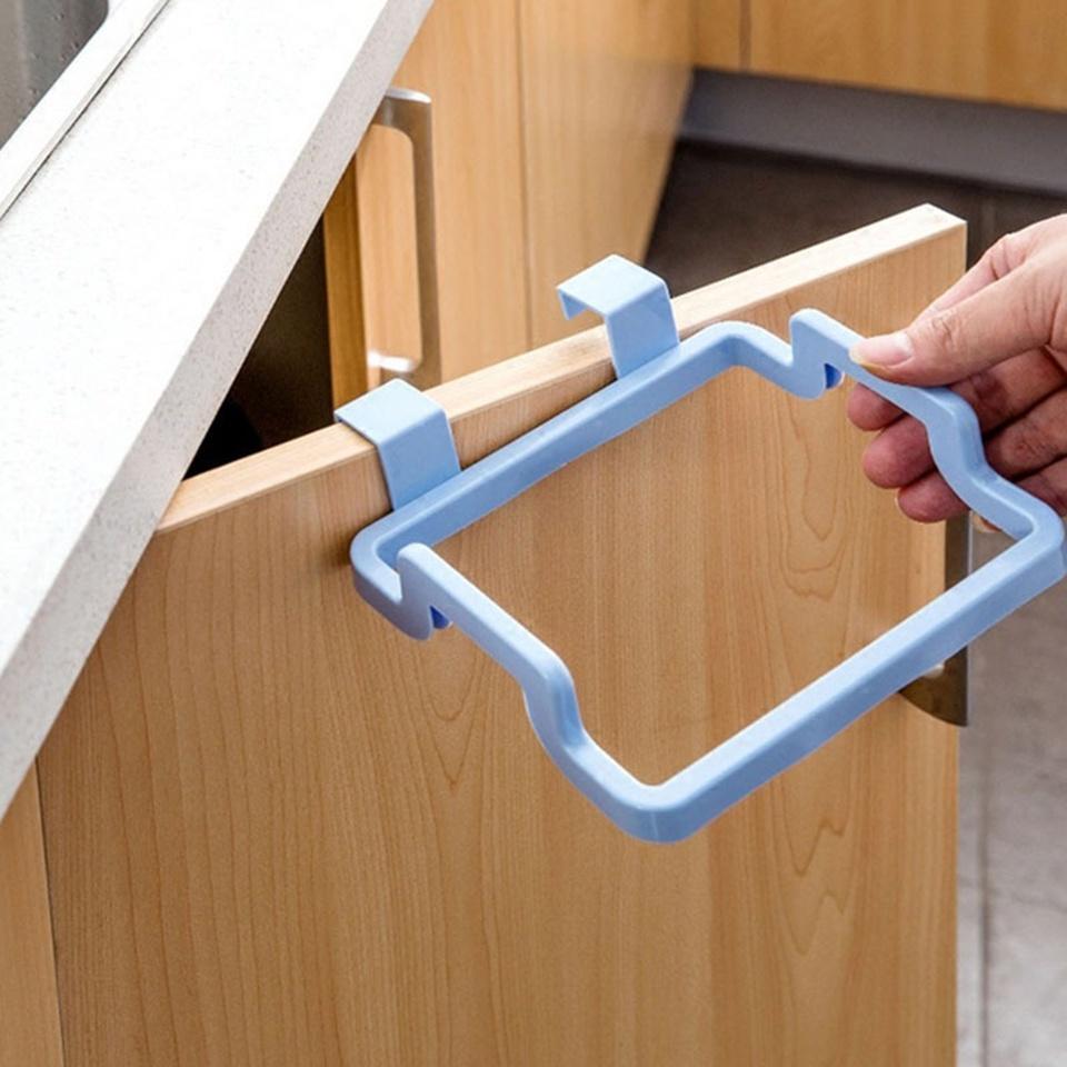 Giá đỡ túi rác bằng nhựa gắn cửa tủ bếp tiện lợi