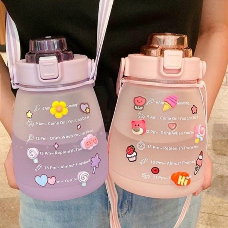 Bình Đựng Nước Cute Chia Vạch Nhắc Giờ Uống Nước Có Dây Đeo 1300ml Hàng Loại 1 - Chính Hãng