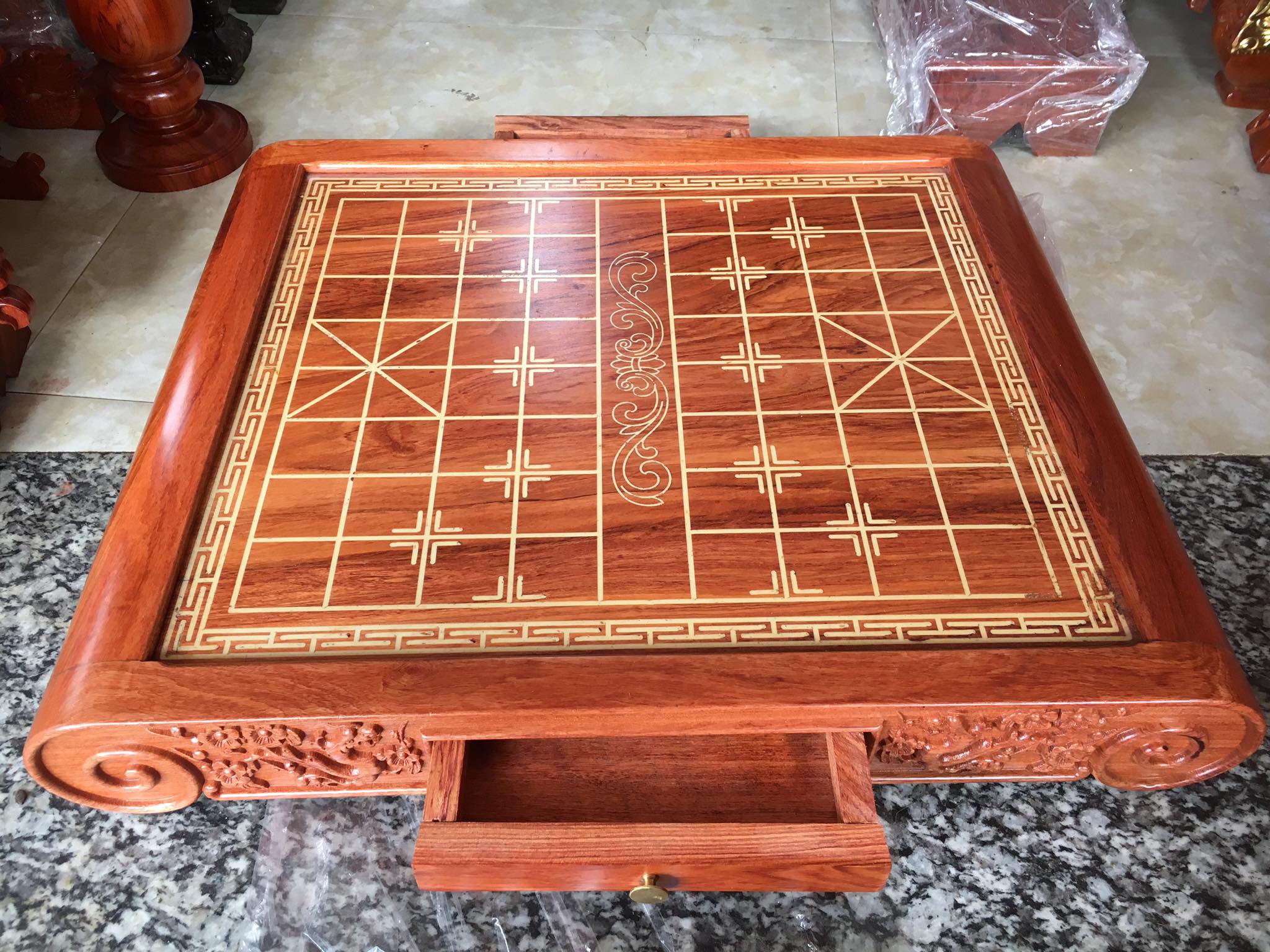 Bàn cờ gỗ Hương họa tiết hoa mai hàng siêu đẹp
