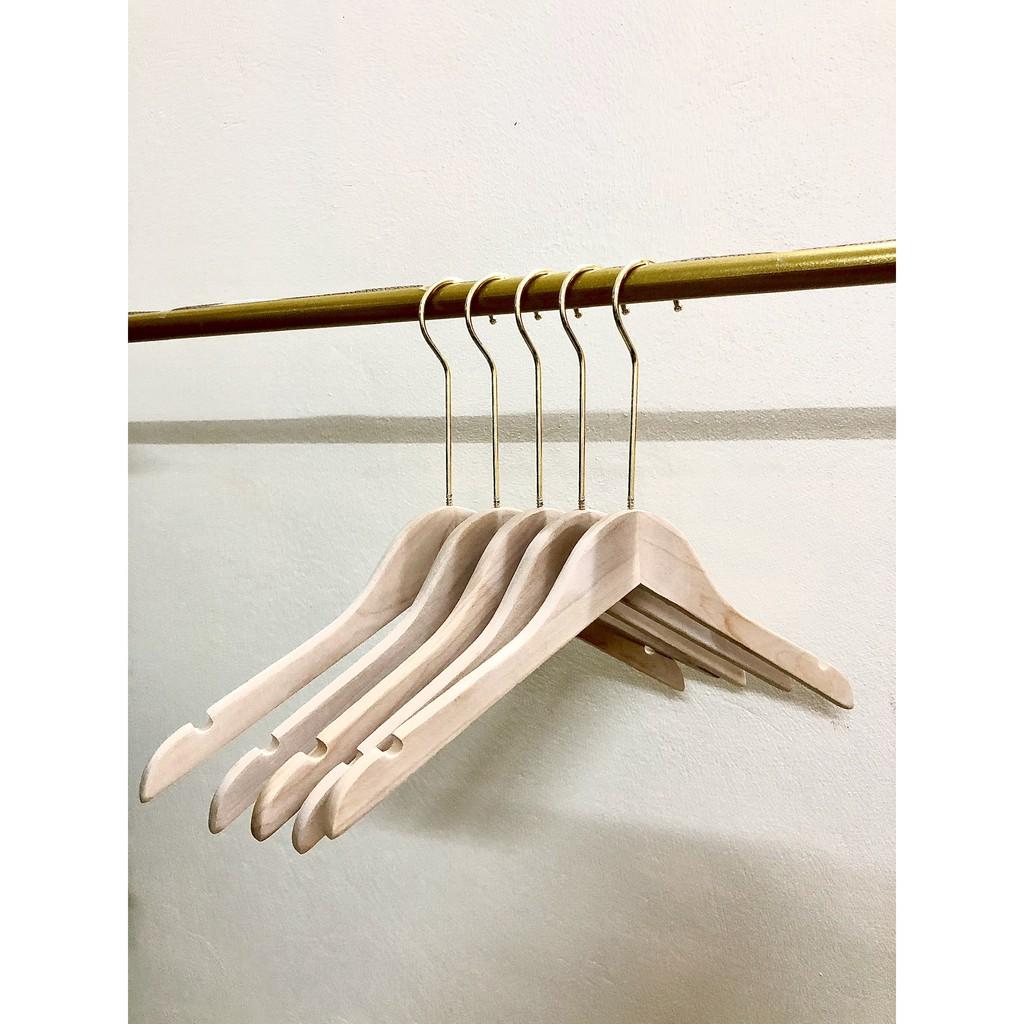 Móc treo quần áo bằng gỗ mộc đầu móc mạ vàng, dùng cho cửa hàng, shop thời trang, chụp ảnh live