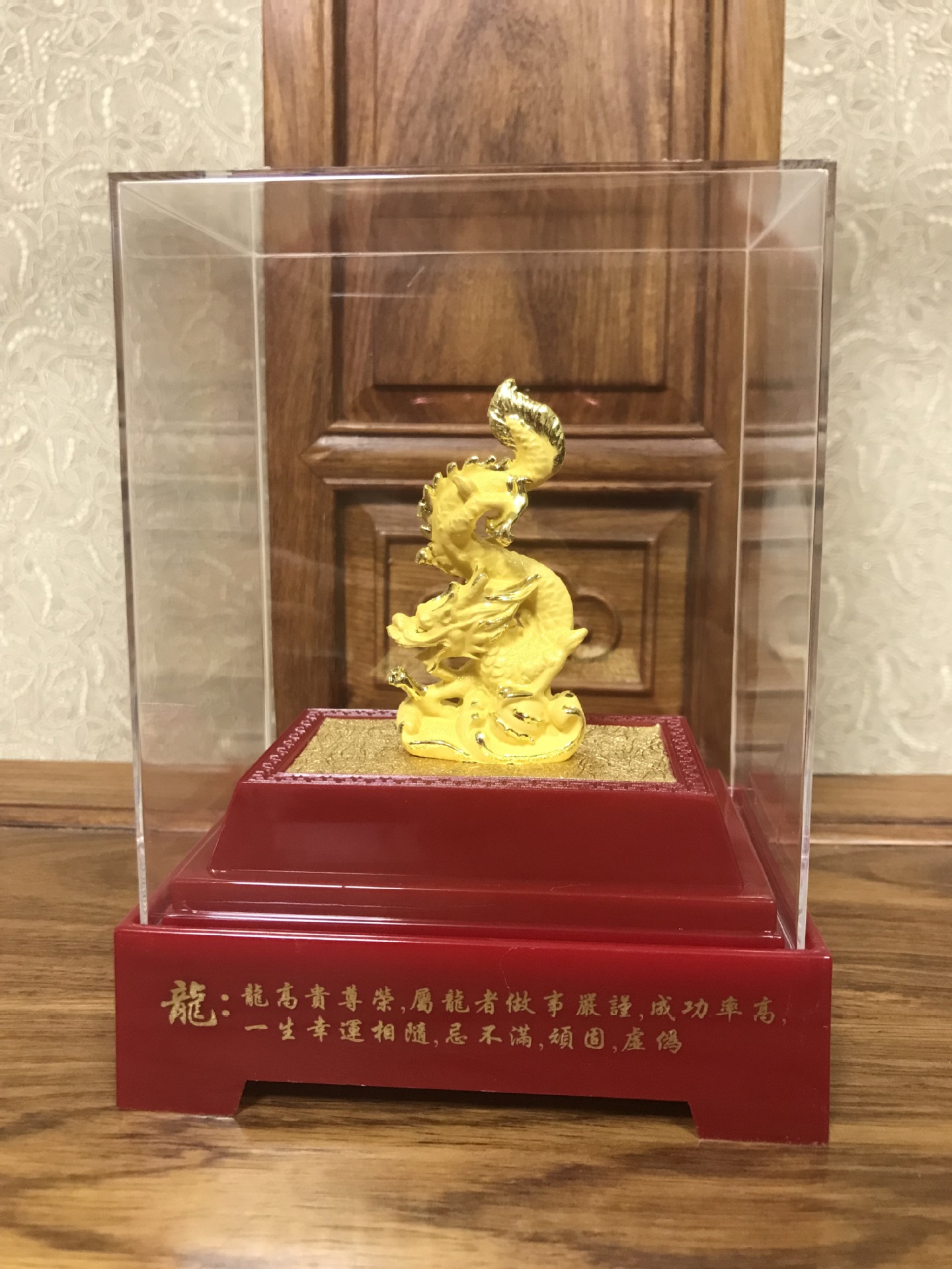 Tượng Rồng phủ cát vàng may mắn trong lồng kính mica Giàu có Quà tặng Đồ trang trí