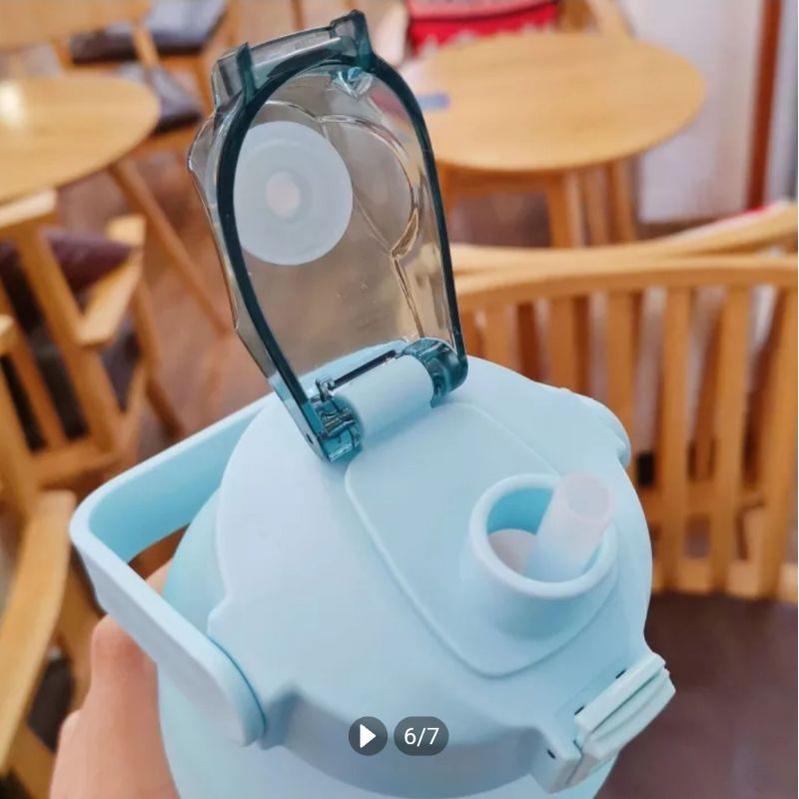 Bình nhựa 2L có vạch nhắc giờ uống nước kèm sticker dễ thương