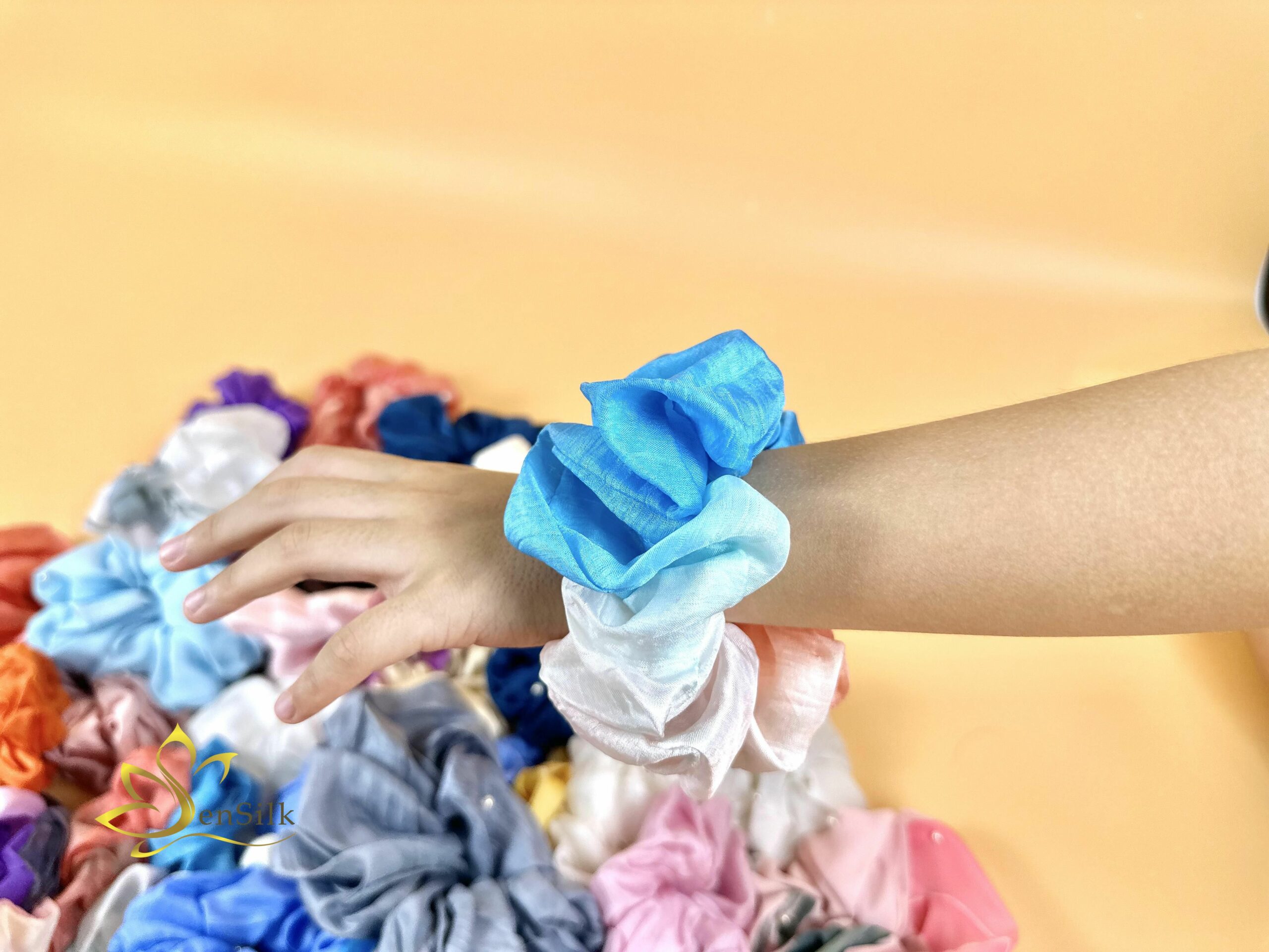 Cột Tóc Lụa Handmade Sen Silk - 100% Mulberry Silk Scrunchies - Hair Ties Gift - Dây Buộc Tóc Thời Trang Cao Cấp Siêu Mát Cực Mềm (Giao mẫu ngẫu nhiên))