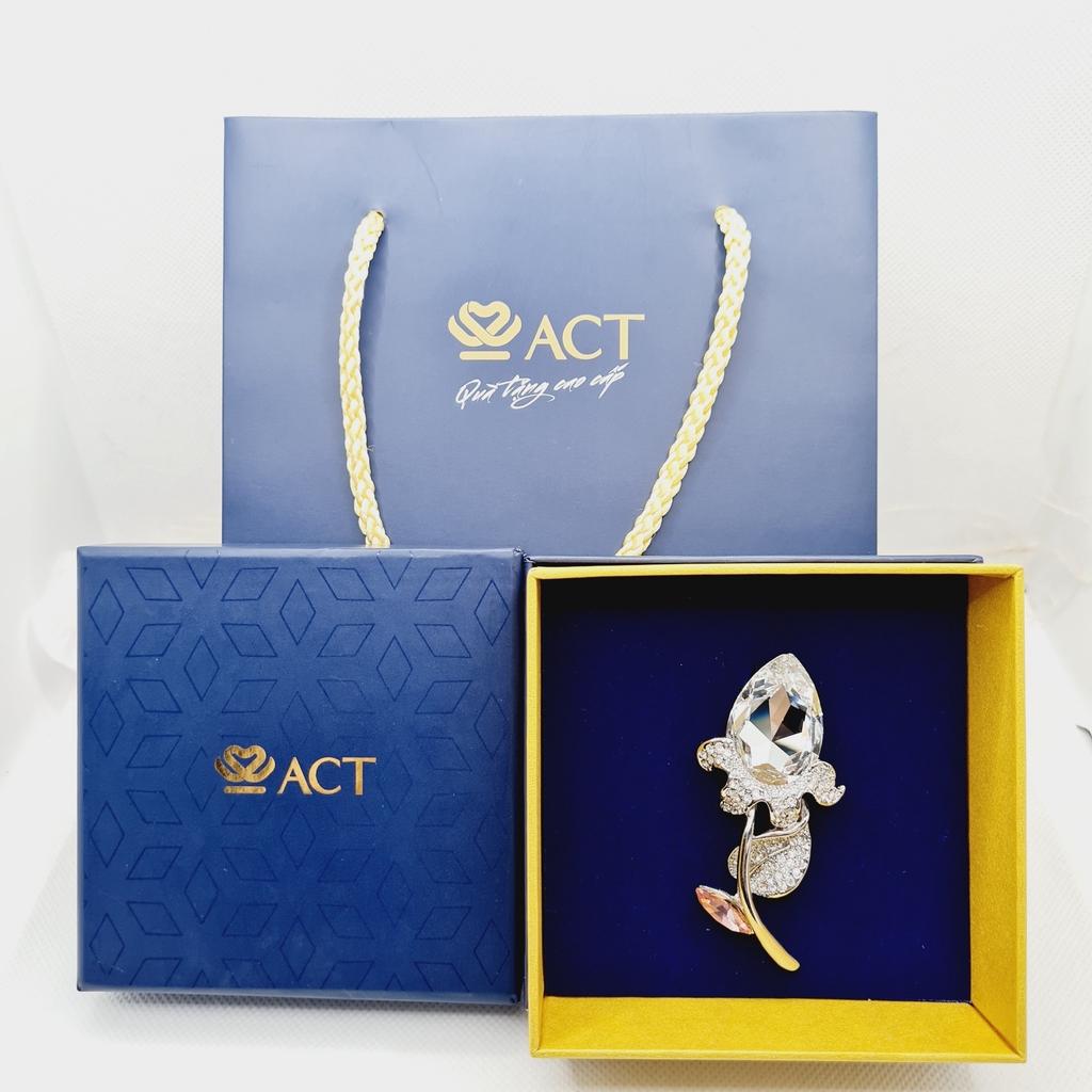 Cài áo hoa gắn đá trắng